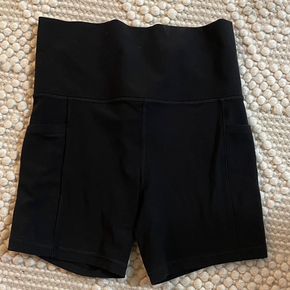 Athleta Salutation Stash Pocket II 5” shorts - Picture 1 of 3